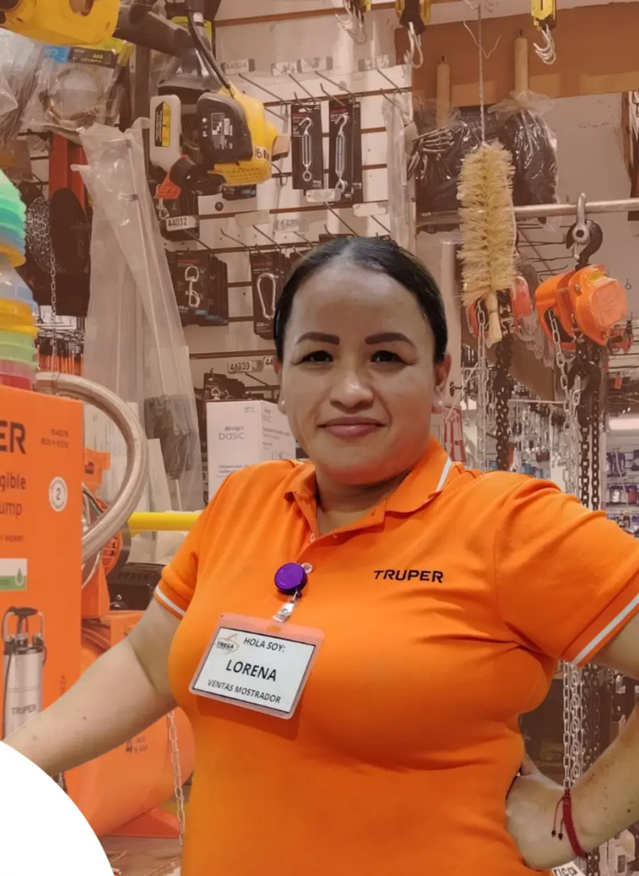 Colaboradora de Ferretería TREGA atendiendo en piso de venta